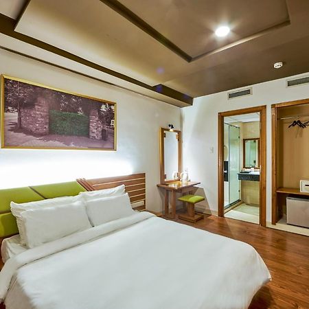 The Noble Swan Hotel Saigon Хошимин Екстериор снимка